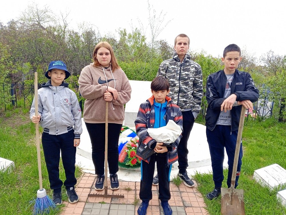 Воспитанники центра помощи детям города Троицка провели трудовую акцию по благоустройству мемориала воинам, погибшим во Второй мировой войне