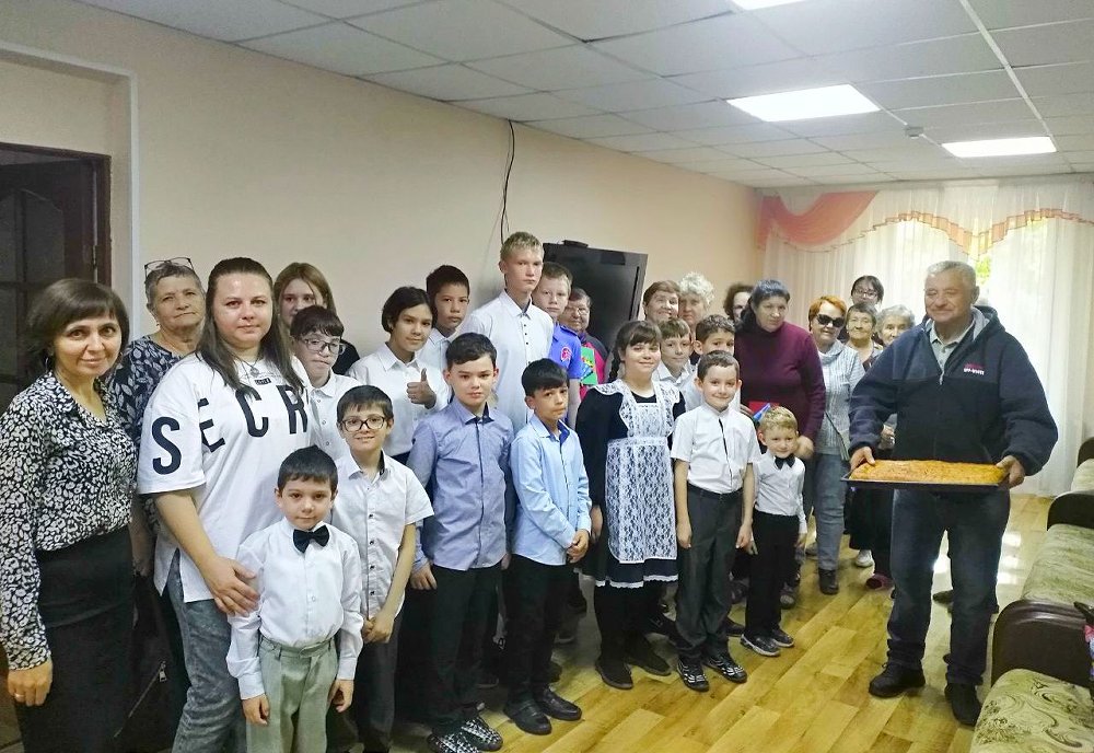 Дети поздравили пенсионеров с Международным днем пожилых людей