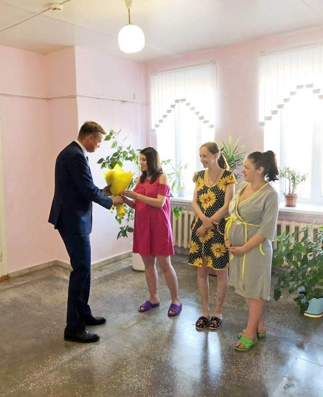 145 новорожденных из Троицка получили подарки к 85-летию Челябинской области