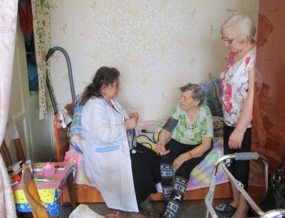 К Троицким ветеранам Великой Отечественной войны специалисты приехали на дом