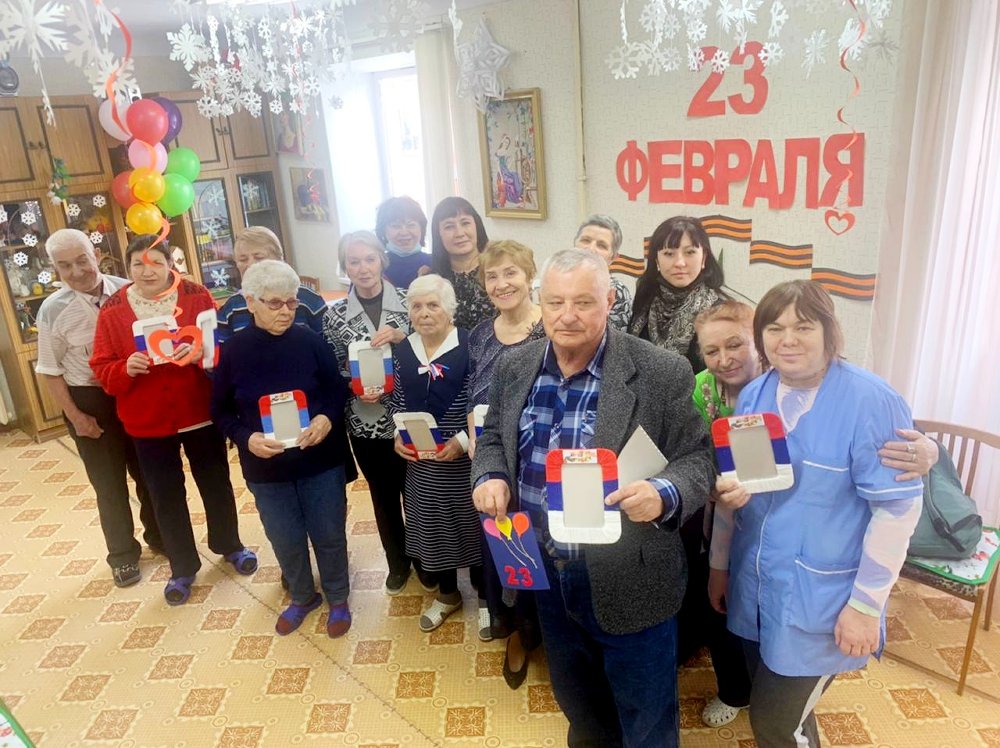 Воспитанники детского сада №1 поздравили отдыхающих отделения дневного пребывания граждан КЦСОН г. Троицка с Днём защитника Отечества