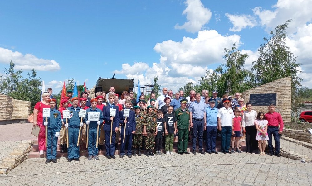 Воспитанники центра помощи детям города Троицка возложили гирлянду памяти к памятнику воинам-интернационалистам