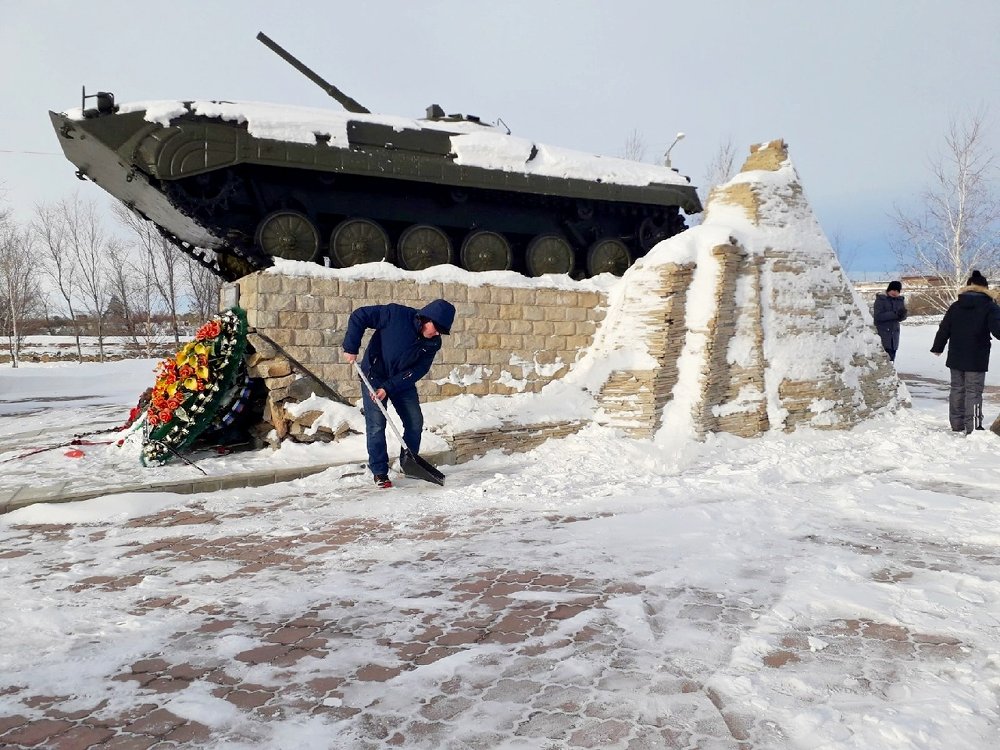 Воспитанники центра помощи детям города Троицка почистили снег у памятника воинам-интернационалистам