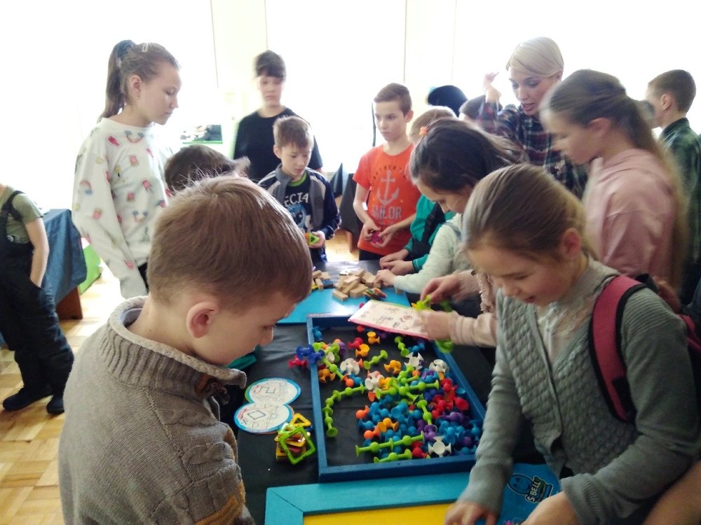 Воспитанники центра помощи детям города Троицка посетили познавательную выставку «Хочу все знать»