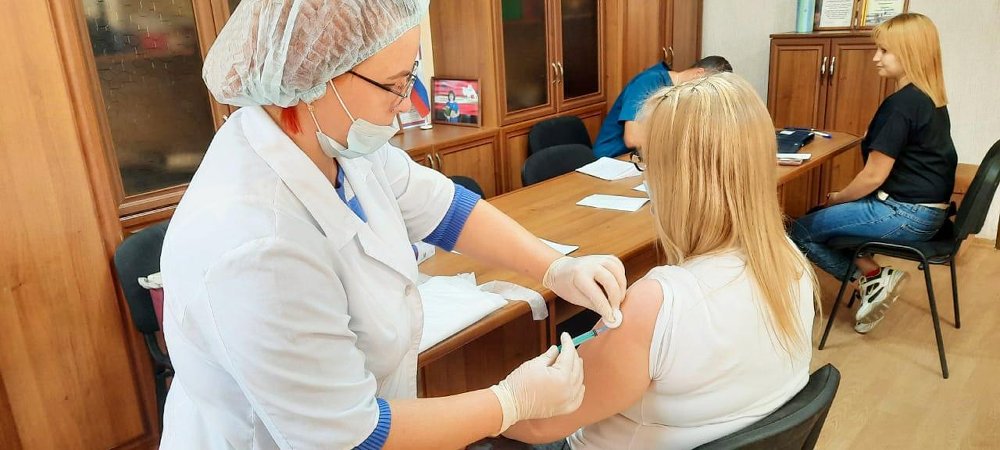 Сотрудники системы социальной защиты населения Троицкого городского округа прошли вакцинацию от коронавирусной инфекции