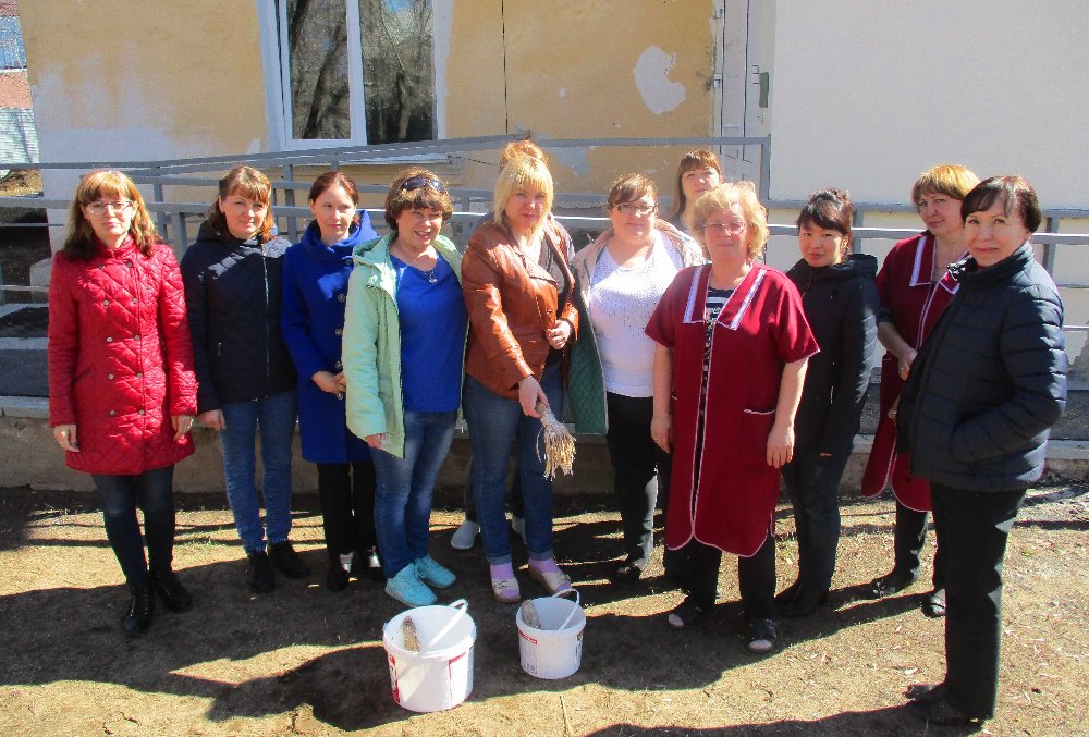 Сотрудники комплексного центра социального обслуживания населения города Троицка завершили уборку территории