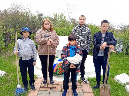 Воспитанники центра помощи детям города Троицка провели трудовую акцию по благоустройству мемориала воинам, погибшим во Второй мировой войне
