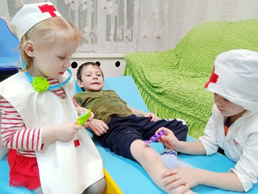 Ребята из центра помощи детям города Троицка расширили представления о труде работников больницы с помощью сюжетно-ролевой игры
