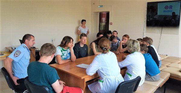 В центре помощи детям города Троицка прошел круглый стол «Курить - здоровью вредить»