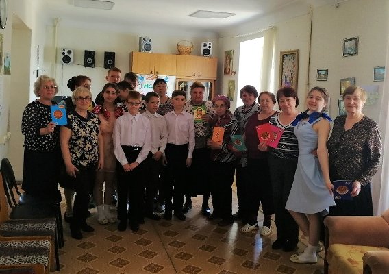Воспитанники Центра помощи детям города Троицка поздравили пожилых людей с праздником литературно-музыкальной композицией «Победный май: живем и помним»