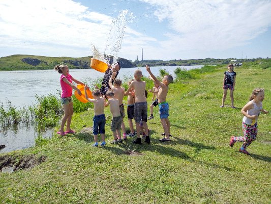 Ребята из социального приюта для детей и подростков города Троицка окунулись в веселую атмосферу водноспортивного праздника «Царство Нептуна»