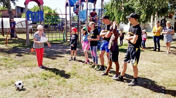 Воспитанники центра помощи детям города Троицка и социального приюта для детей и подростков отметили День детского футбола совместным матчем