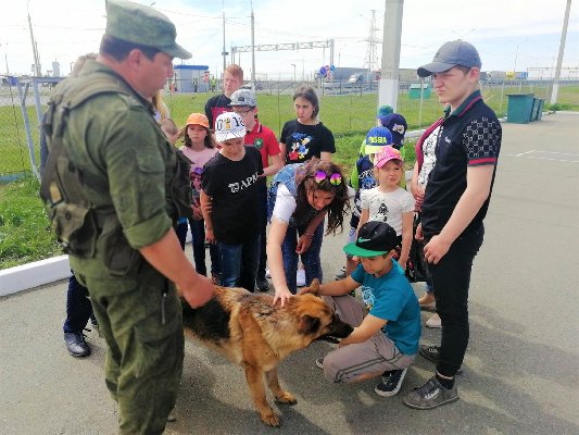 Воспитанники центра помощи детям города Троицка побывали в гостях у пограничников