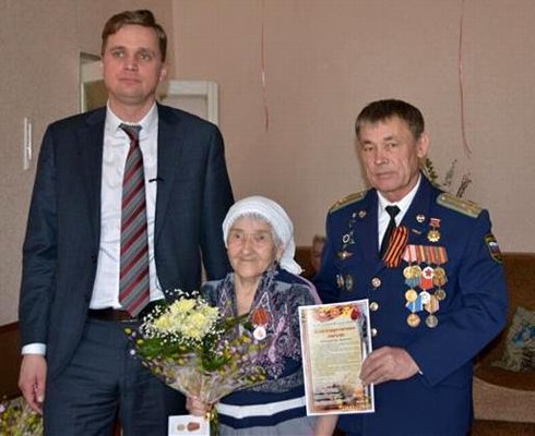 Глава города вручил юбилейные медали «70 лет Победы в Великой Отечественной войне 1941-1945 годов» в домашней обстановке