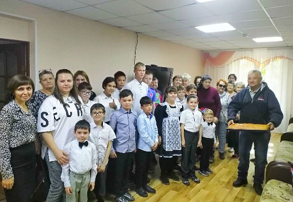 Дети поздравили пенсионеров с Международным днем пожилых людей