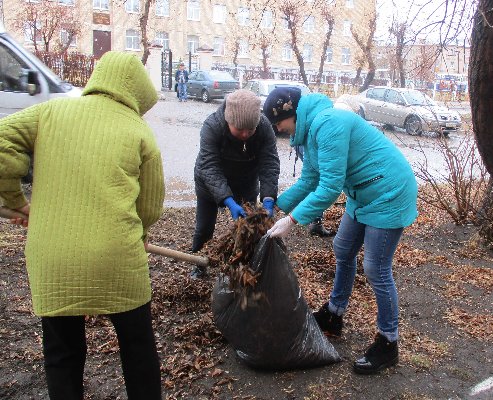 Социальные работники комплексного центра социального обслуживания населения города Троицка провели субботник