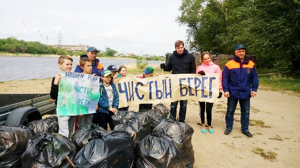 Воспитанники и педагоги центра помощи детям города Троицка совместно с сотрудниками Государственной инспекции по маломерным судам МЧС России Троицкого участка провели ежегодную экологическую акцию «Чистый берег»