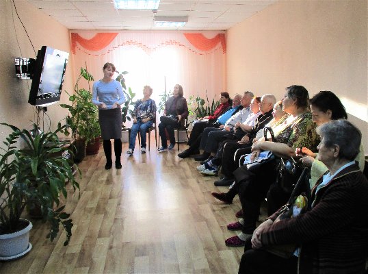 Сотрудники комплексного центра социального обслуживания населения города Троицка продолжают обучать пожилых граждан финансовой грамотности