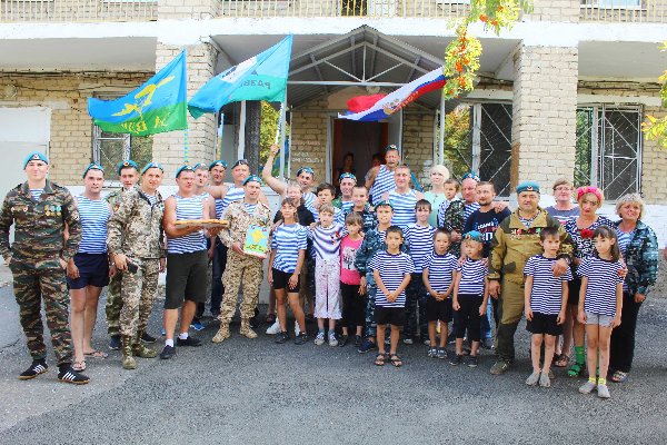Воспитанники социального приюта для детей и подростков города Троицка поздравили своих шефов «Десантное братство»