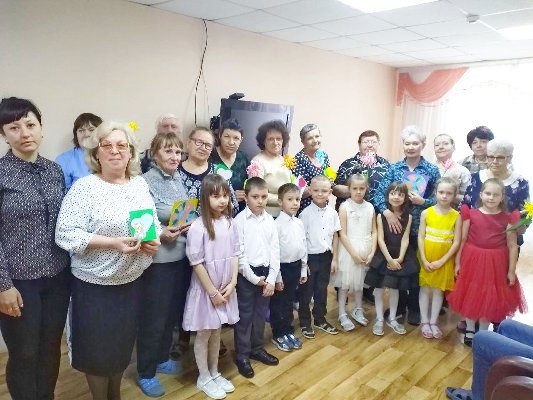 Дети поздравили пожилых граждан с 8 Марта