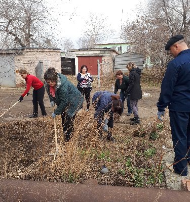 Сотрудники Управления социальной защиты населения администрации города Троицка завершили уборку территории