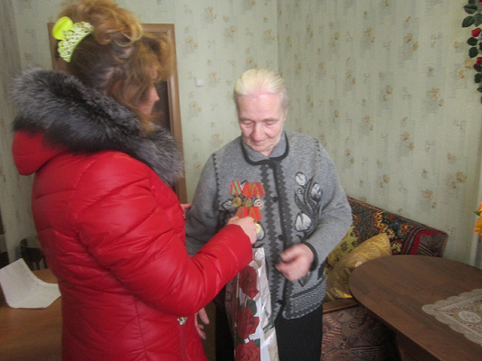 Участников обороны Ленинграда и жителя блокадного Ленинграда от имени Администрации города Троицка поздравили специалисты МБУ «Комплексный центр»