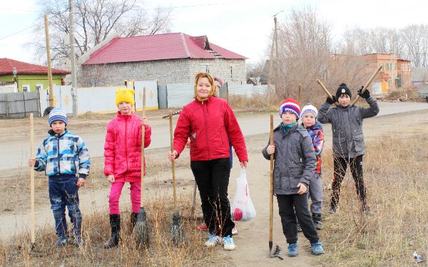 Воспитанники центра помощи детям города Троицка дружно вышли на субботник