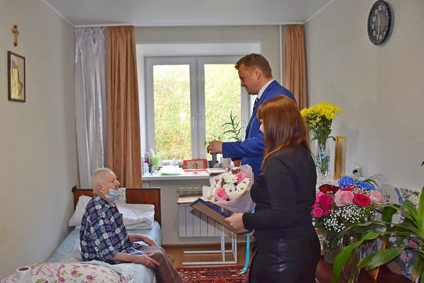 Глава города поздравил троичанку со 100-летием