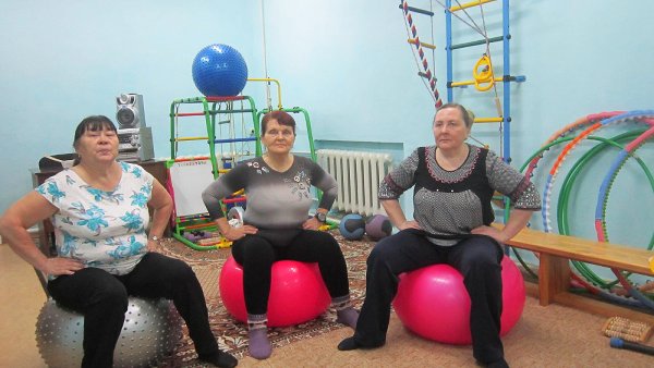 Пенсионеры Троицка начали осваивать занятия на фитболах