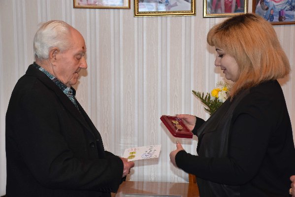 В Троицке ветеранам блокадного Ленинграда торжественно вручили медали и подарки