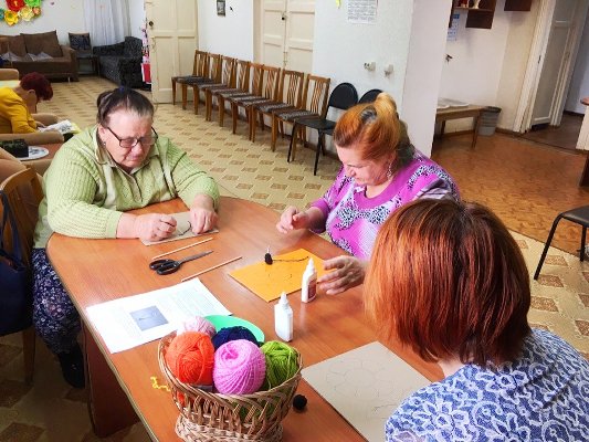Отдыхающие отделения дневного пребывания граждан пожилого возраста и инвалидов КЦСОН г. Троицка осваивают новую технологию в рукоделии