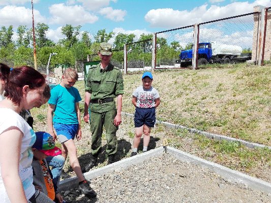 Подростки посетили пограничную заставу в городе Троицке