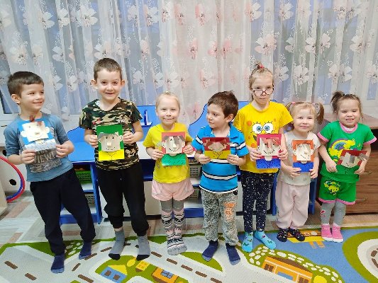 Воспитанники центра помощи детям города Троицка подготовили открытки ко Дню защитника Отечества