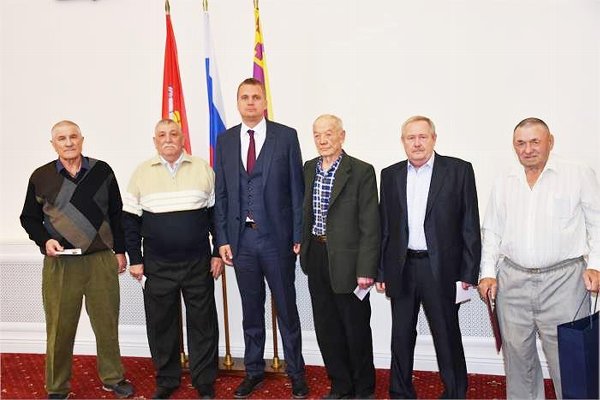 Александр Виноградов вручил памятные медали ветеранам подразделений особого риска