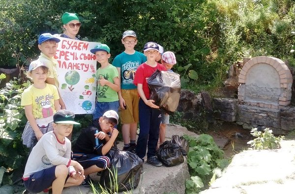 Воспитанники и педагоги Центра помощи детям города Троицка провели акцию «Чистый родник»