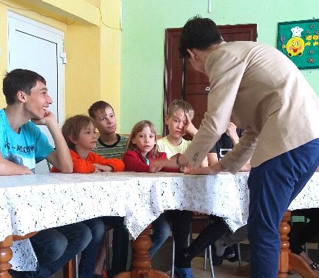 В Центре помощи детям-сиротам и детям, оставшимся без попечения родителей, состоялась встреча с членами клуба «Парламентские дебаты».