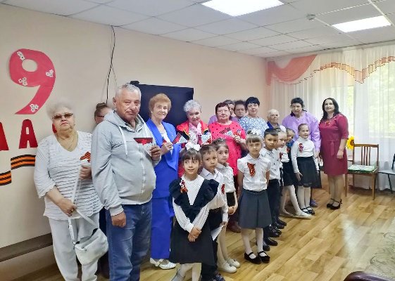 Дети поздравили пенсионеров с Днем Победы