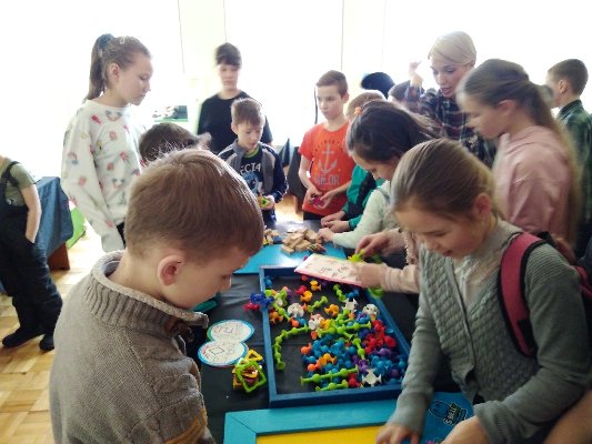 Воспитанники центра помощи детям города Троицка посетили познавательную выставку «Хочу все знать»