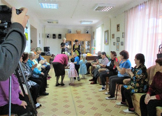 В отделении дневного пребывания граждан пожилого возраста и инвалидов состоялась традиционная акция «Теплая рукавичка»