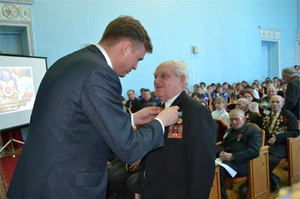 Глава города вручил первые юбилейные медали ветеранам Великой Отечественной войны