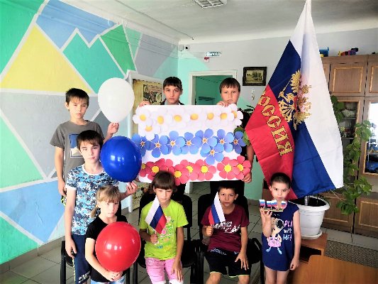 «Белый, синий, красный цвет – символ славы и побед»