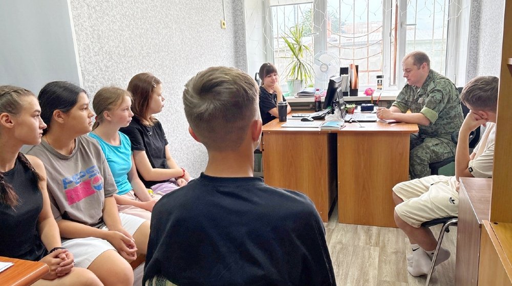 Центр помощи детям города Троицка посетил сотрудник по отбору кандидатов на военную службу в пограничные органы ФСБ России