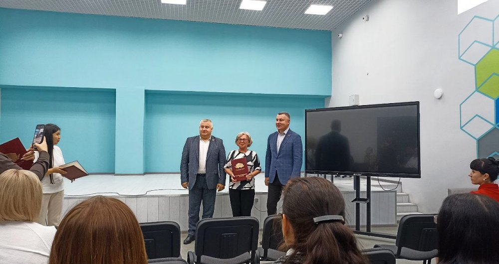 Глава города вручил награду заведующей отделением дневного пребывания граждан пожилого возраста и инвалидов КЦСОН