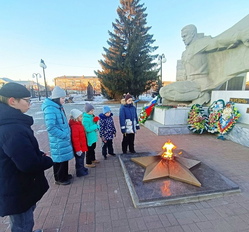В социальном приюте для детей и подростков города Троицка провели патриотический час «Гордимся вами, Герои Отечества!».