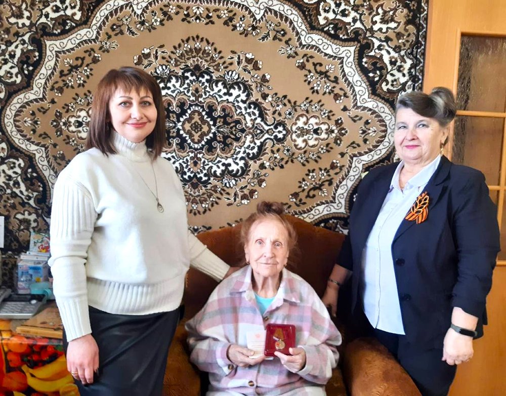 В Троицке вручили юбилейные медали в честь 80-летия Великой Победы