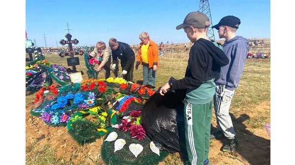 Воспитанники центра помощи детям города Троицка привели в порядок могилы бывших воспитанников, павших в СВО