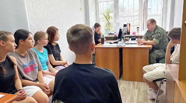 Центр помощи детям города Троицка посетил сотрудник по отбору кандидатов на военную службу в пограничные органы ФСБ России