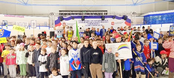 Команда воспитанников центра помощи детям города Троицка приняла участие в турнире по хоккею в валенках