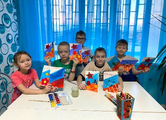Младшие ребята центра помощи детям города Троицка создали чудесные открытки к 23 февраля