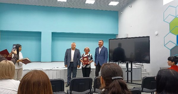 Глава города вручил награду заведующей отделением дневного пребывания граждан пожилого возраста и инвалидов КЦСОН